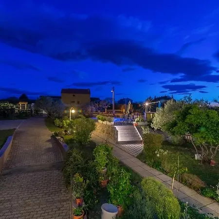 Pool W/ 2000m Fully Fenced Garden *nika Apartamento *