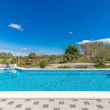 Pool W/ 2000m Fully Fenced Garden *nika