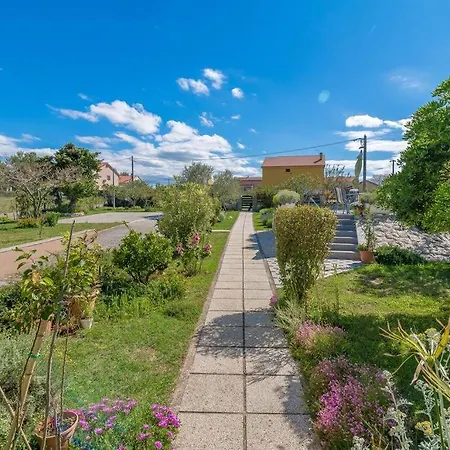 Apartamento Pool W/ 2000m Fully Fenced Garden *nika Posedarje
