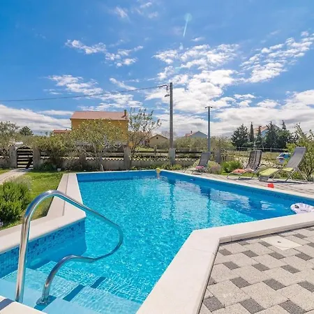 Apartamento Pool W/ 2000m Fully Fenced Garden *nika *
