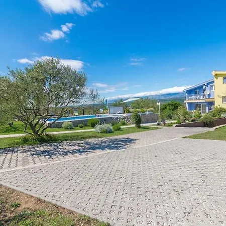 Apartamento Pool W/ 2000m Fully Fenced Garden *nika Posedarje